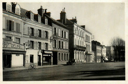 Vimoutiers * Coté Gauche De La Place Mackau , Cour Aux Moines * NICOLAS Magasins Réunis - Vimoutiers