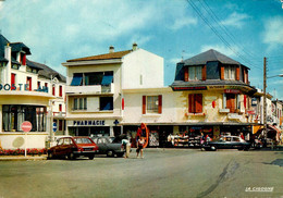 Pornichet * Place De La Gare * Pharmacie * Bazar Commerce Presse * Automobiles Anciennes * CITROEN DS Bleue - Pornichet