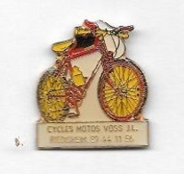 Pin's  Ville,  Cyclisme, Magasin  CYCLES  Et  MOTOS  Chez  VOSS  J . L  à  RIEDSHEIM   ( 68 ) - Cyclisme