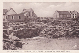 (29) ILE DE SEIN . L' Eglise. L'entrée Du Port , Côté Ouest - Ile De Sein