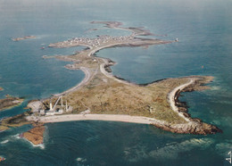 Cpm 10x15. La Bretagne En Couleurs (17) ILE DE SEIN . Vue Générale (Aérienne ) De L'île Prise Du Côté Du Phare - Ile De Sein