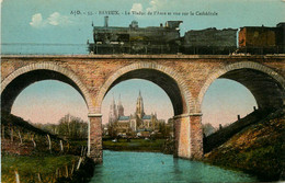 Bayeux * Le Viaduc De L'aure Et Vue Sur La Cathédrale * Passage D'un Train * Locomotive - Bayeux