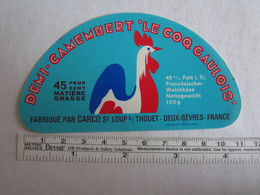E Étiquette Fromage Demi Camembert Le Coq Gaulois Saint Loup Sur Thouet 79 Deux Sèvres - Käse