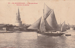 Rare Cpa La Rochelle Bateau De Pêche Passant L'avant-poste - La Rochelle