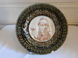 Assiette Parlante Les Buveurs Pale Ale Faïence Longchamps Terre De Fer 1880/1912 - Longchamps (FRA)