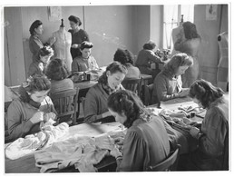 ATELIER DE COUTURIERES AVEC MANNEQUIN - PHOTO 23*17 CM - Orte