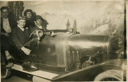 Carte Photo * Photo Montage Surréalisme * Photographe " Famille Dans Automobile Ancienne De Marque ? " * Auto Voiture - Fotografia