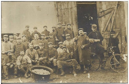 MILITARIA .  GUERRE DE 1914/18 . SOLDATS DEVANT UN GRANGE  . L EPLUCHURE DES POMMES DE TERRE  . POILU - War 1914-18