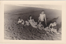 974 LA REUNION -  FAMILLE  CREOLE SUR LA PLAGE -  MAILLOT DE BAIN EPOQUE ANNEE 1950-60 - Saint Denis