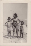 974 LA REUNION -  FAMILLE  CREOLE SUR LA PLAGE -  MAILLOT DE BAIN EPOQUE ANNEE 1950-60 - Saint Denis