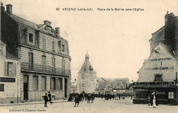 Ancenis * Place De La Mairie Vers L'église * Sortie De Messe ? * Buvette Elie FOUR - Ancenis