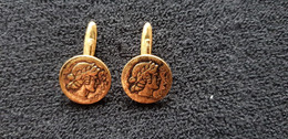 Représentation De Monnaie Antique En Boutons De Manchettes Métal Doré Anciens Pièce Ancienne - Manschetten- U. Kragenknöpfe