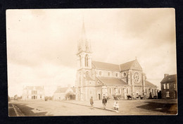 - RARE - Superbe Carte-Photo Du Bourg De Landivy (53 Mayenne) (l'église , La Mairie,  La Place, Charrettes  ) - Landivy