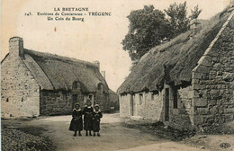 Trégunc * Une Rue Et Un Coin Du Bourg * Groupe D'enfants - Trégunc