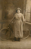 Vélo Ancien * Cycle De Marque ? * Carte Photo * Femme - Other & Unclassified