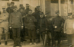 Carte Photo Militaire * Soldats Militaires Régiment * Blessés Béquilles * Hôpital Temporaire ? * Adressé à Nantes (44) - Oorlog 1914-18