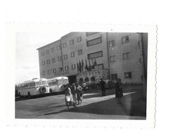 ROVANIEMI FINLANDE DEVANT L HOTEL ET AUTOBUS - PHOTO - Auto's