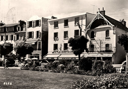 St Quay Portrieux * Les Hôtels Sur Le Port Et Le Jardin * Hôtel LE BRETAGNE * Librairie Du Port - Saint-Quay-Portrieux