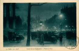 Paris * 8ème * La Place De La Madeleine * Paris La Nuit * Voiture Automobile Ancienne - París La Noche