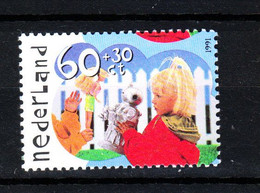 Olanda   -  1991.  Bimba Con Bambola. Girl With Doll. MNH - Poppen
