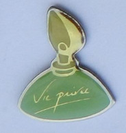 GA99 Pin's PARFUM PERFUME Parfum Vie Privée Yves Rocher Achat Immédiat - Parfum