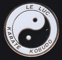 68059- Pin's.le Luc En Provence.Var.Karaté.kobudo. - Judo
