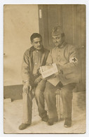 Carte Photo. Militaire. Croix Rouge. Infirmier. Guerre. Deux Militaires Lisant Le Journal ( Le Miroir ) - Croce Rossa