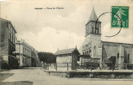 Jonzac * Rue Et La Place De L'église * Roulotte - Jonzac