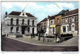 Carte Postale  62.  Beuvry  La Mairie Et Le Monument Aux Morts  Trés Beau Plan - Beuvry