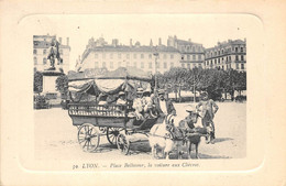 69-LYON- PLACE BELLECOUR, LA VOITURE AUX CHEVRES - Lyon 2