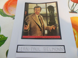 AUTOGRAPHE DE JEAN-PAUL BELMONDO, DÉDICACÉ & AUTHENTIQUE SUR COUPURE DE PRESSE COLLÉ SUR PETIT CARTON BRISTOL (V. Desc) - Schauspieler Und Komiker