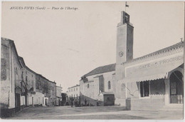 CPA  Aigues Vives (30)  Place De L'horloge Ca Doit être L'heure De La Sieste !  Café Du Progrès - Aigues-Vives