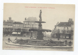 51/ CPA - Vitry Le François - Place D'Armes - La Fontaine - Vitry-le-François