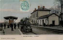 Dourdan * La Gare * Train Locomotive * Ligne Chemin De Fer De L'essonne * Cheminot - Dourdan