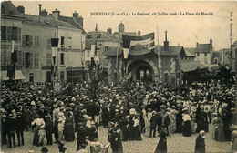 Dourdan * Festival Du 1er Juillet 1906 * La Place Du Marché * Halles * Défilé Fête Locale - Dourdan