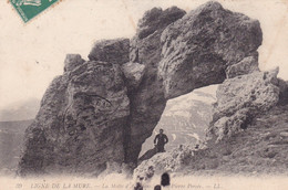 Isère : Ligne De La Mure :  MOTTE D'AVEILLANS  : La Pierre Percée : Animée : 1908 : - Motte-d'Aveillans