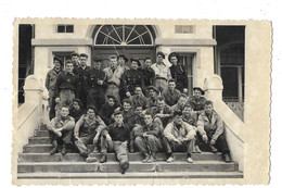 UN GROUPE DE CHASSEURS ALPINS - PREMIERE SECTION L HIVER 1951 1952 - NOMS INSCRITS AU DOS - PHOTO - Guerra, Militares