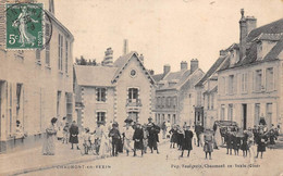 Chaumont En Vexin      60       Un Groupe Dans La Rue     (voir Scan) - Chaumont En Vexin