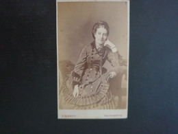 CDV Ancienne Environ.vers 1800 Portrait  D Une Femme élégante.  Photographe H. BARRETT.  SOUTHAMPTON - Oud (voor 1900)