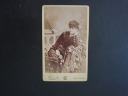 CDV Ancienne Environ.vers 1800 Portrait  D Une Femme élégante.  Photographe CHARLES.  ASTON NEW TOWN - Oud (voor 1900)