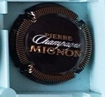 Boisson, Capsule De Champagne  Fond  Noir  Striée  PIERRE  MIGNON - Mignon, Pierre