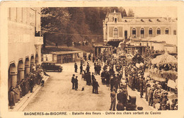 65-BAGNIERES-DE-BIGORRE- BATAILLE DES FLEURS , DEFILE DES CHARS SORTANT DU CASINO - Bagneres De Bigorre