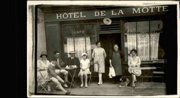 Delcampe - FRANCE - Carte Postale Photo - Devanture De L 'Hôtel De La Motte Avec Personnages - L 76818 - A Identifier