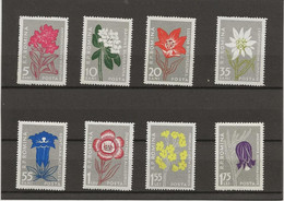 ROUMANIE - FLEURS DES CARPATES -SERIE N° 1517 A 1524 - INFIME CHARNIERE- ANNEE 1957  - COTE : 26,50 € - Other & Unclassified