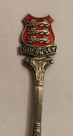 Petite Cuillère En Métal Argenté GUERNSEY Guernesey Blason EPNS - Lepels