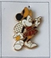 Pin's  BD , Cinéma, DISNEY, Personnage  Féminin  MINNIE  Avec  Une  Raquette  Verso  DISNEY - Disney