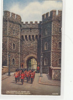 ANGLETERRE : The Guards At Henry VIII Gateway Windsor Castle - Windsor