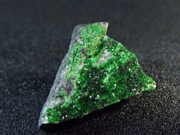Uvarovite ( TL ) On Matrix ( 1.5 X 1 X 0.5 Cm ) Saranovskii Mine - Sarany - Permskaya Oblast - Ural - Russia. - Mineralien
