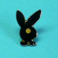 1 PIN'S //   ** LOGO / PLAYBOY / LAPIN AU NŒUD PAPILLON ** - Pin-ups