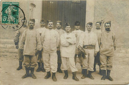 Poitiers * Carte Photo Militaire 1911 * Soldats Militaires , Balayage Et Clairon Devant La Porte N°5 * Régiment - Poitiers